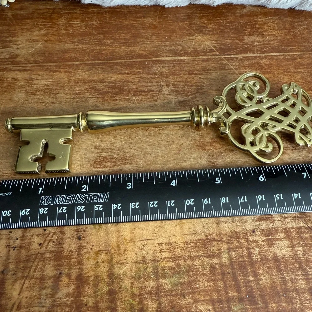 Decorative Virginia Metal Crafter Brass Key Paper Weight - Picture 8 of 9